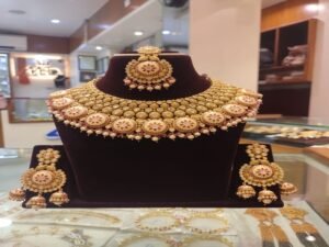 Traditional gold-tone jewellery necklace and earrings set
